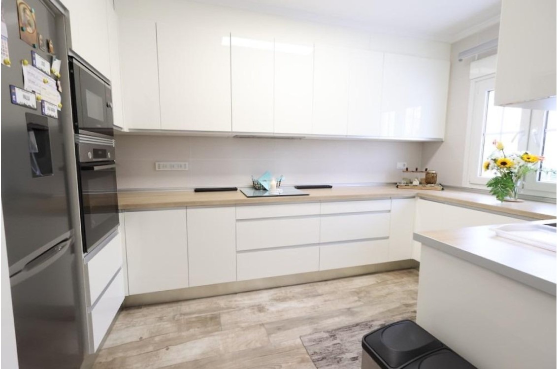 VILLAMARTÍN – CHALET INDEPENDIENTE FRENTE A PARQUE CON PISCINA PRIVADA Y SÓTANO