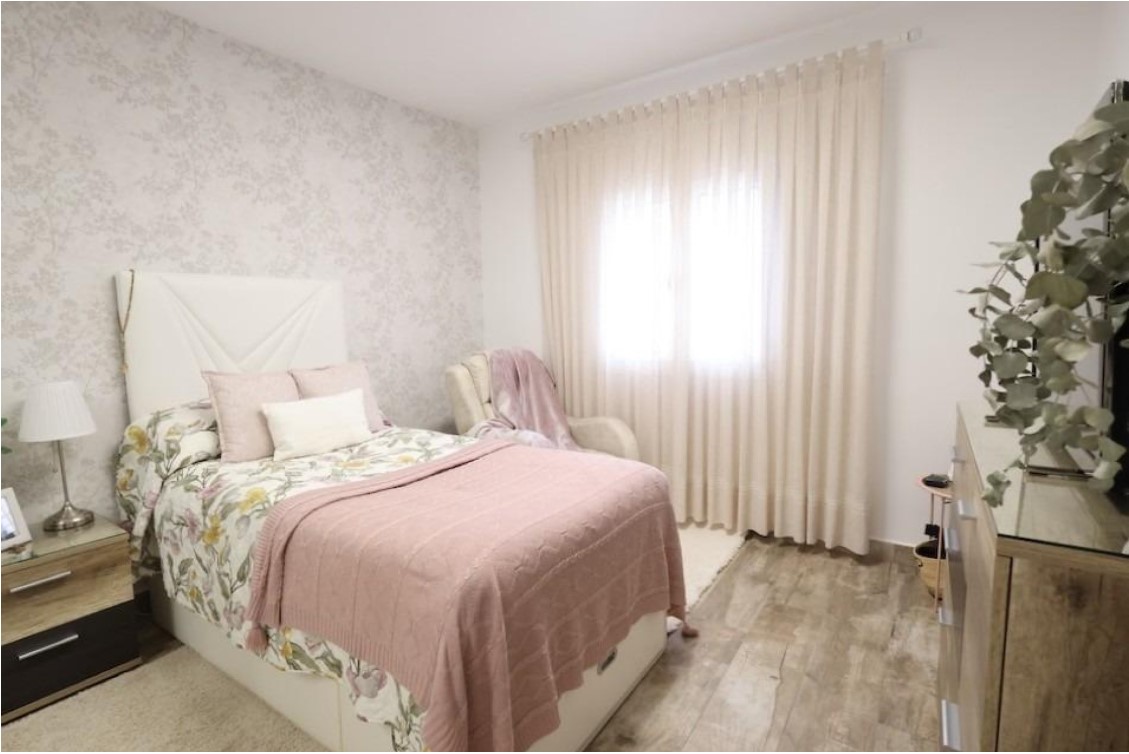 VILLAMARTÍN – CHALET INDEPENDIENTE FRENTE A PARQUE CON PISCINA PRIVADA Y SÓTANO