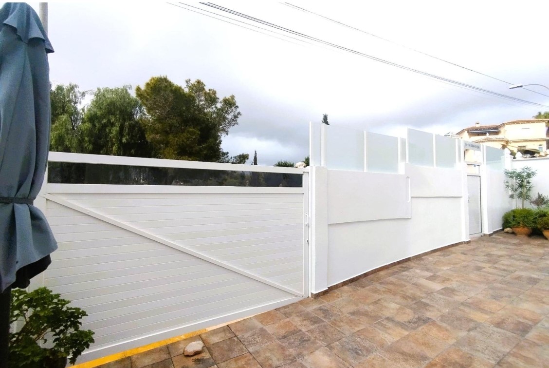 VILLAMARTÍN – CHALET INDEPENDIENTE FRENTE A PARQUE CON PISCINA PRIVADA Y SÓTANO