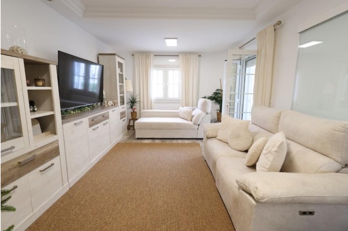 VILLAMARTÍN – CHALET INDEPENDIENTE FRENTE A PARQUE CON PISCINA PRIVADA Y SÓTANO