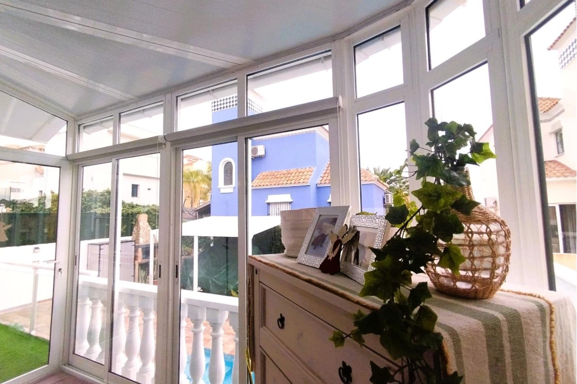 VILLAMARTÍN – CHALET INDEPENDIENTE FRENTE A PARQUE CON PISCINA PRIVADA Y SÓTANO