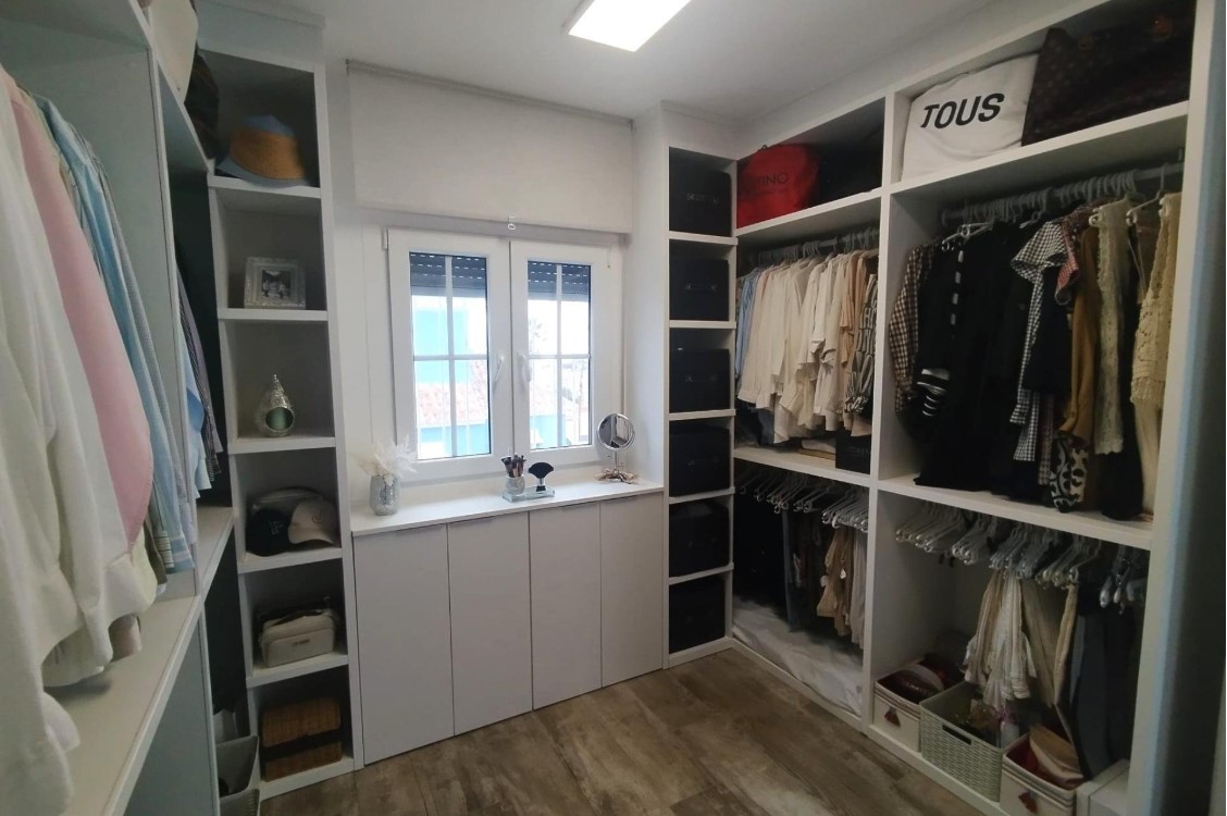 VILLAMARTÍN – CHALET INDEPENDIENTE FRENTE A PARQUE CON PISCINA PRIVADA Y SÓTANO