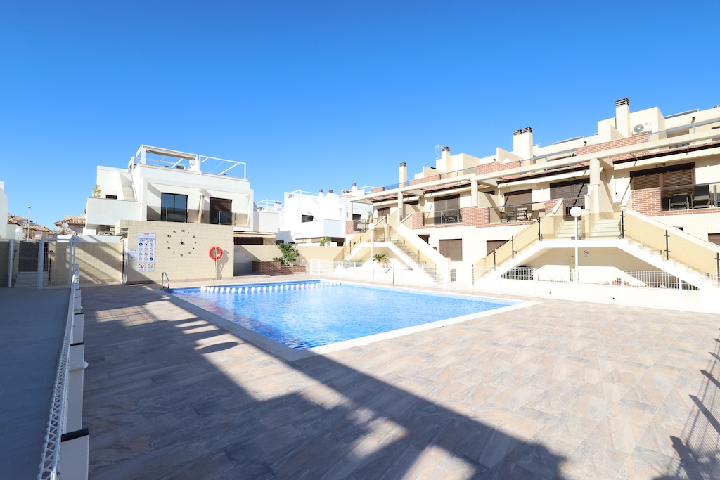 BUNGALOW EN PLANTA BAJA CON AMPLIO JARDÍN Y ACCESO DIRECTO A PISCINA EN LOMAS DE CABO ROIG