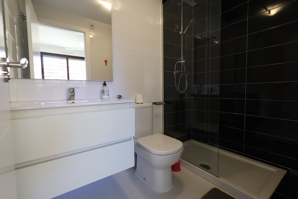 BUNGALOW EN PLANTA BAJA CON AMPLIO JARDÍN Y ACCESO DIRECTO A PISCINA EN LOMAS DE CABO ROIG