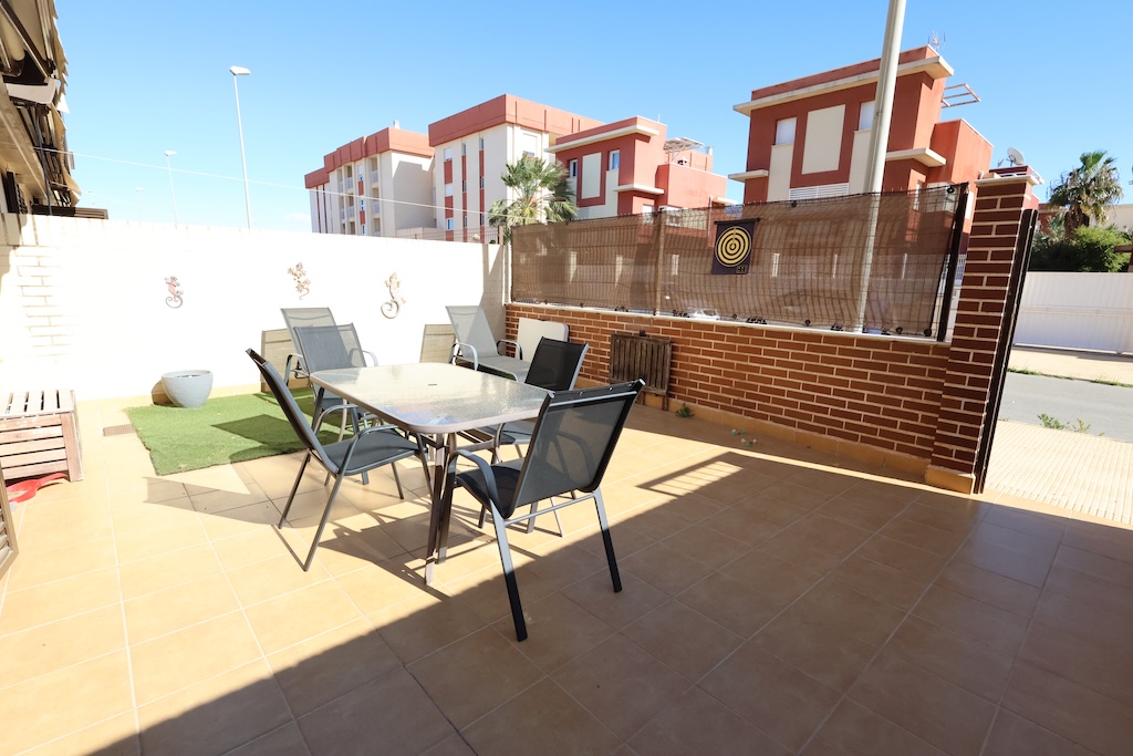 BUNGALOW EN PLANTA BAJA CON AMPLIO JARDÍN Y ACCESO DIRECTO A PISCINA EN LOMAS DE CABO ROIG