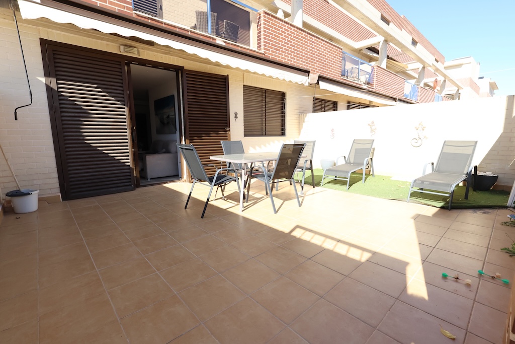 BUNGALOW EN PLANTA BAJA CON AMPLIO JARDÍN Y ACCESO DIRECTO A PISCINA EN LOMAS DE CABO ROIG
