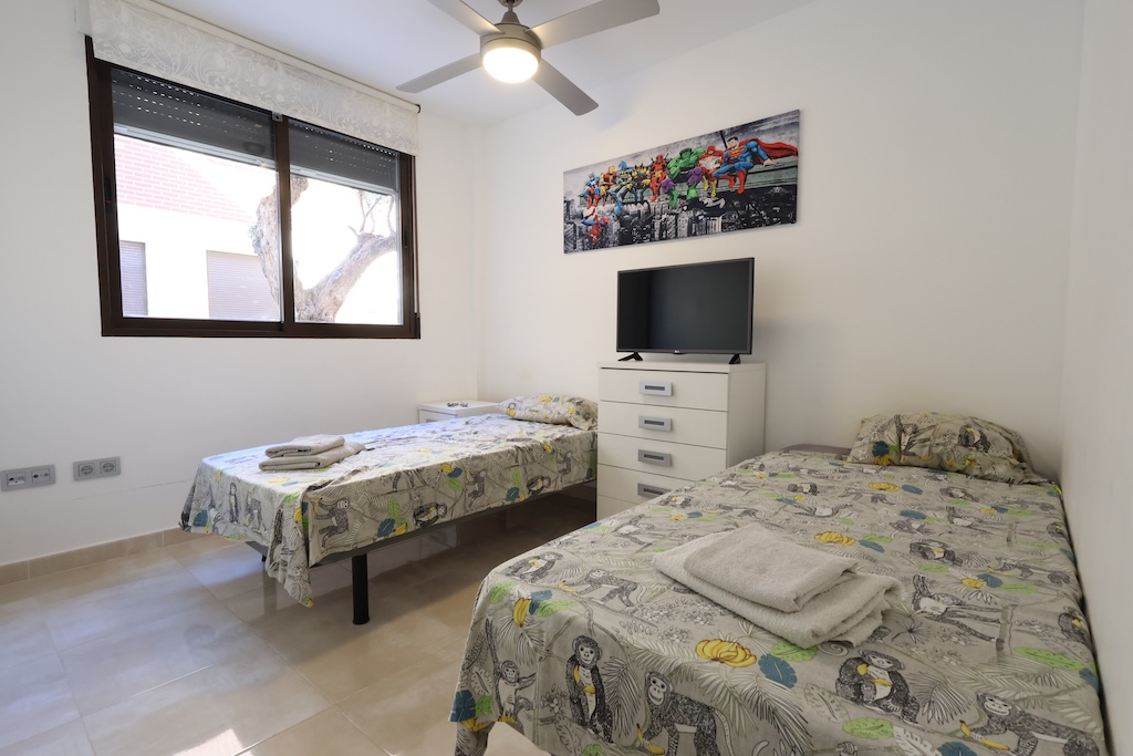 BUNGALOW EN PLANTA BAJA CON AMPLIO JARDÍN Y ACCESO DIRECTO A PISCINA EN LOMAS DE CABO ROIG