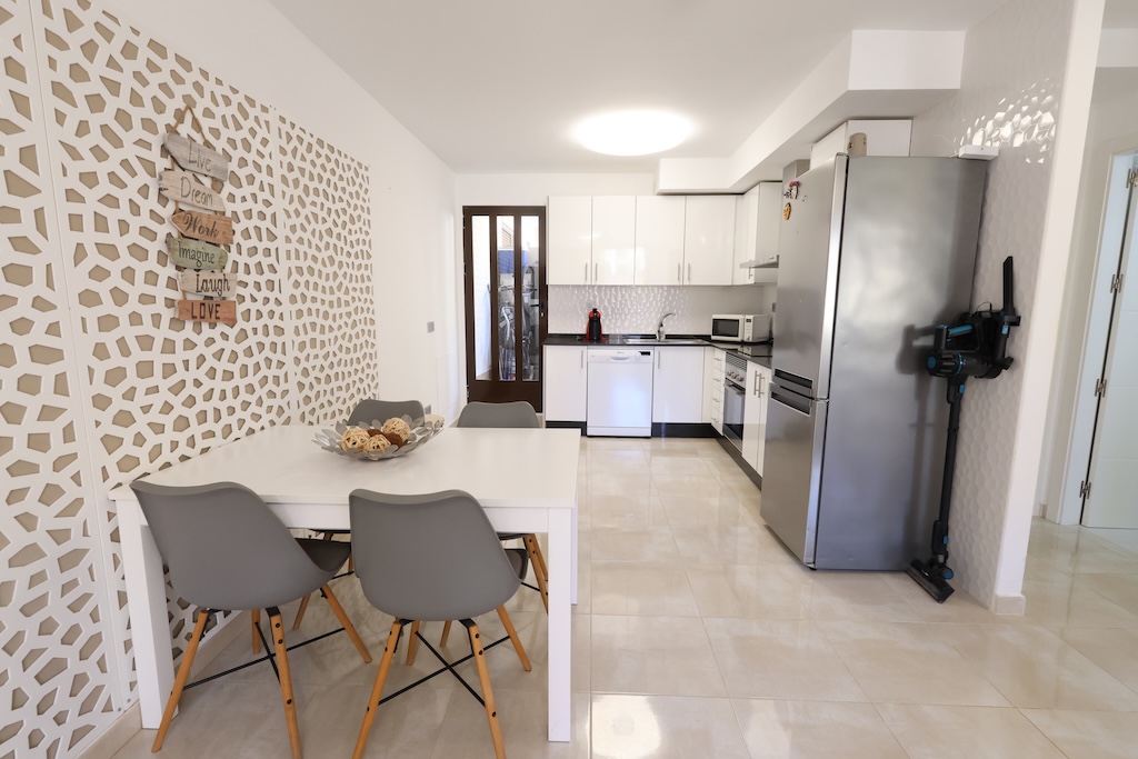 BUNGALOW EN PLANTA BAJA CON AMPLIO JARDÍN Y ACCESO DIRECTO A PISCINA EN LOMAS DE CABO ROIG