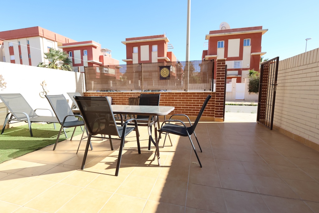 BUNGALOW EN PLANTA BAJA CON AMPLIO JARDÍN Y ACCESO DIRECTO A PISCINA EN LOMAS DE CABO ROIG