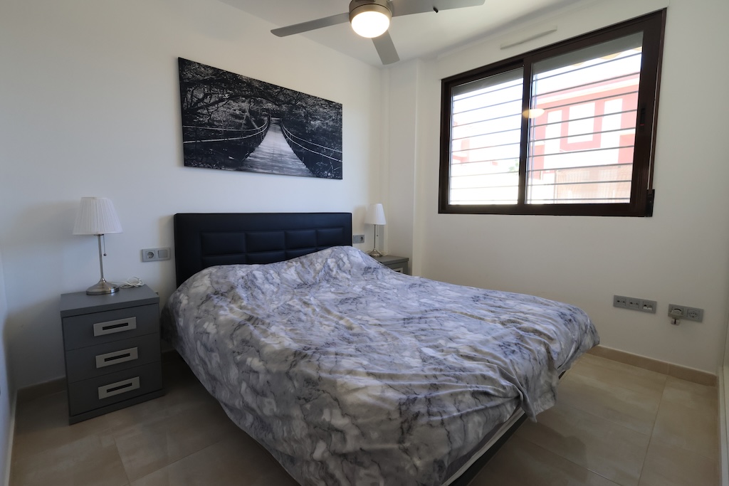 BUNGALOW EN PLANTA BAJA CON AMPLIO JARDÍN Y ACCESO DIRECTO A PISCINA EN LOMAS DE CABO ROIG