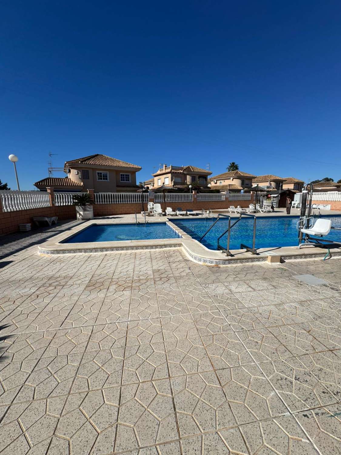 BUNGALOW EN PLANTA ALTA CON ORIENTACIÓN SUR, SOLÁRIUM Y PISCINA EN TORREVIEJA