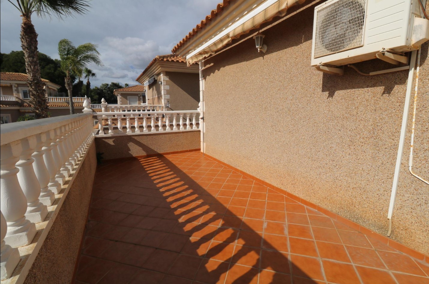 CHALET INDEPENDIENTE EN LOS BALCONES CON PISCINA Y PARKING PRIVADO A 1,5 KM DEL MAR