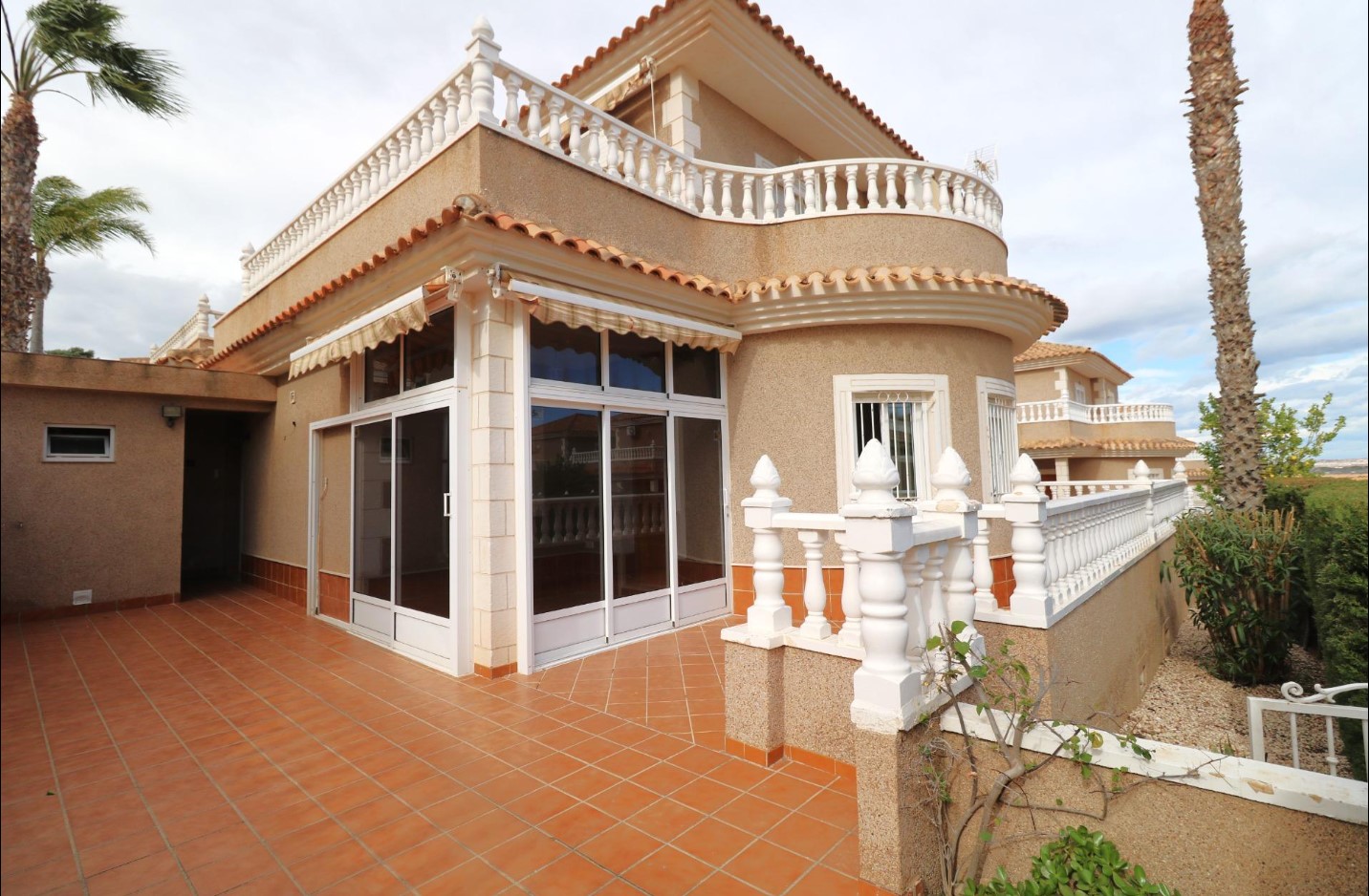 CHALET INDEPENDIENTE EN LOS BALCONES CON PISCINA Y PARKING PRIVADO A 1,5 KM DEL MAR