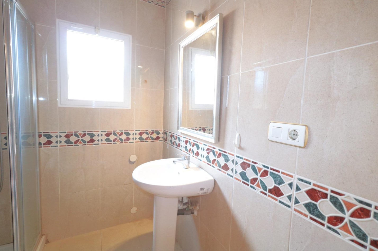 CHALET INDEPENDIENTE EN LOS BALCONES CON PISCINA Y PARKING PRIVADO A 1,5 KM DEL MAR