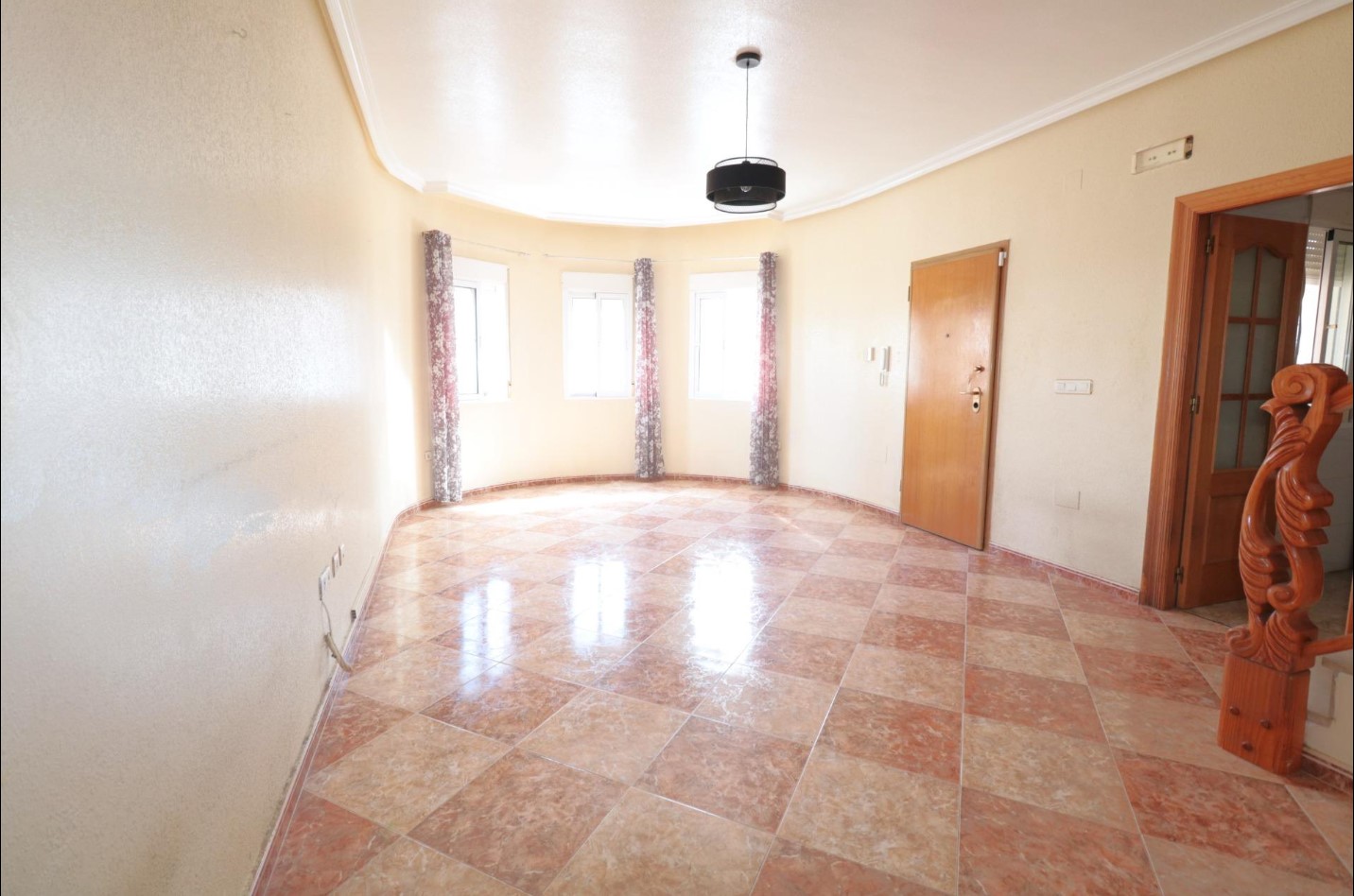 CHALET INDEPENDIENTE EN LOS BALCONES CON PISCINA Y PARKING PRIVADO A 1,5 KM DEL MAR