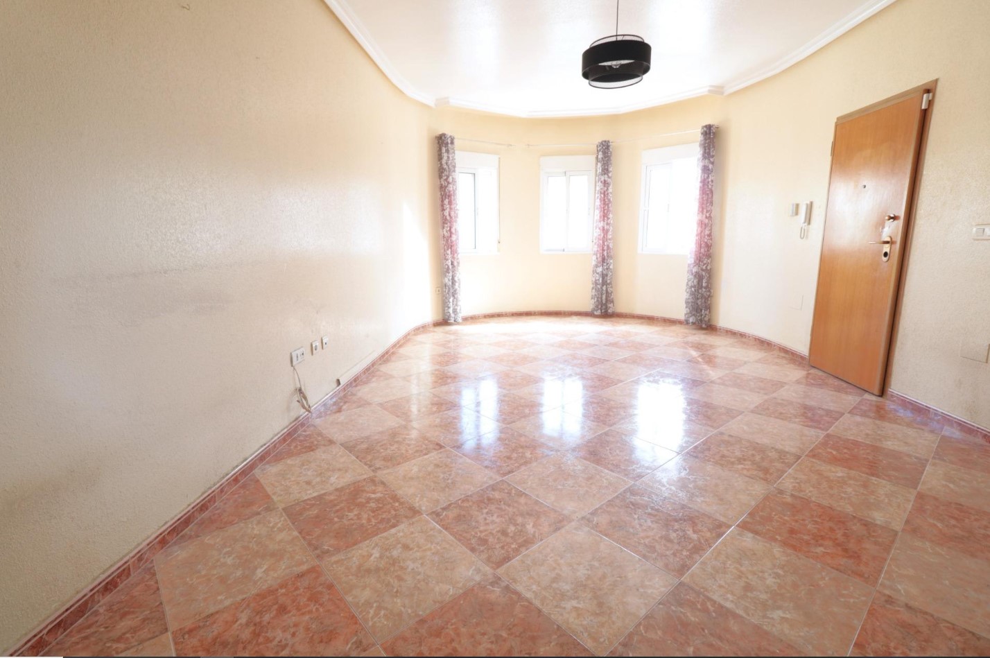 CHALET INDEPENDIENTE EN LOS BALCONES CON PISCINA Y PARKING PRIVADO A 1,5 KM DEL MAR