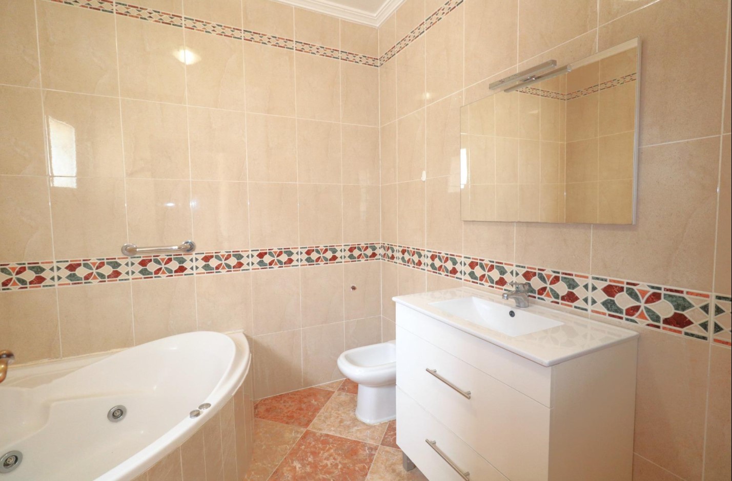 CHALET INDEPENDIENTE EN LOS BALCONES CON PISCINA Y PARKING PRIVADO A 1,5 KM DEL MAR