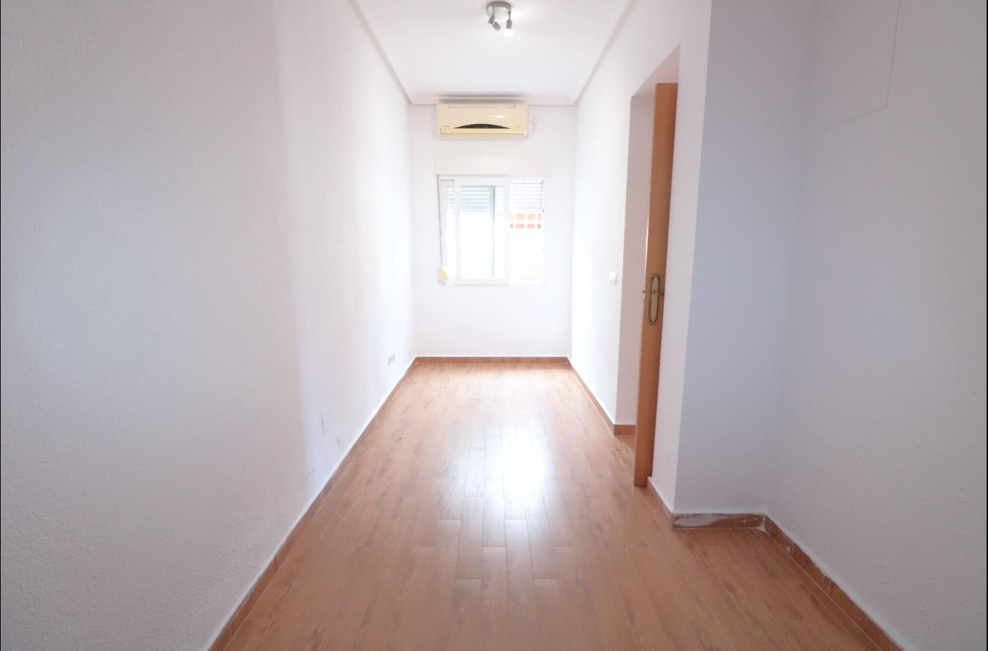 CHALET INDEPENDIENTE EN LOS BALCONES CON PISCINA Y PARKING PRIVADO A 1,5 KM DEL MAR