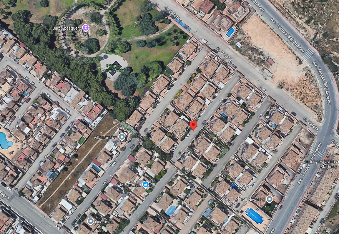 CHALET INDEPENDIENTE EN LOS BALCONES CON PISCINA Y PARKING PRIVADO A 1,5 KM DEL MAR