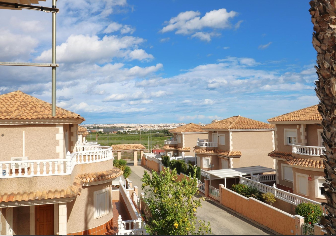 CHALET INDEPENDIENTE EN LOS BALCONES CON PISCINA Y PARKING PRIVADO A 1,5 KM DEL MAR