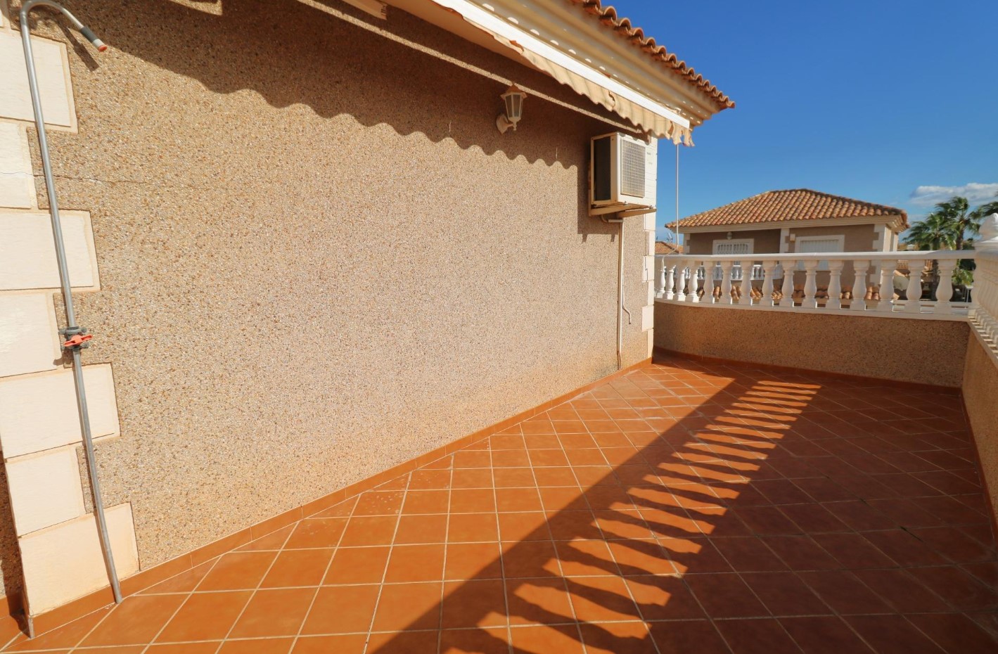 CHALET INDEPENDIENTE EN LOS BALCONES CON PISCINA Y PARKING PRIVADO A 1,5 KM DEL MAR