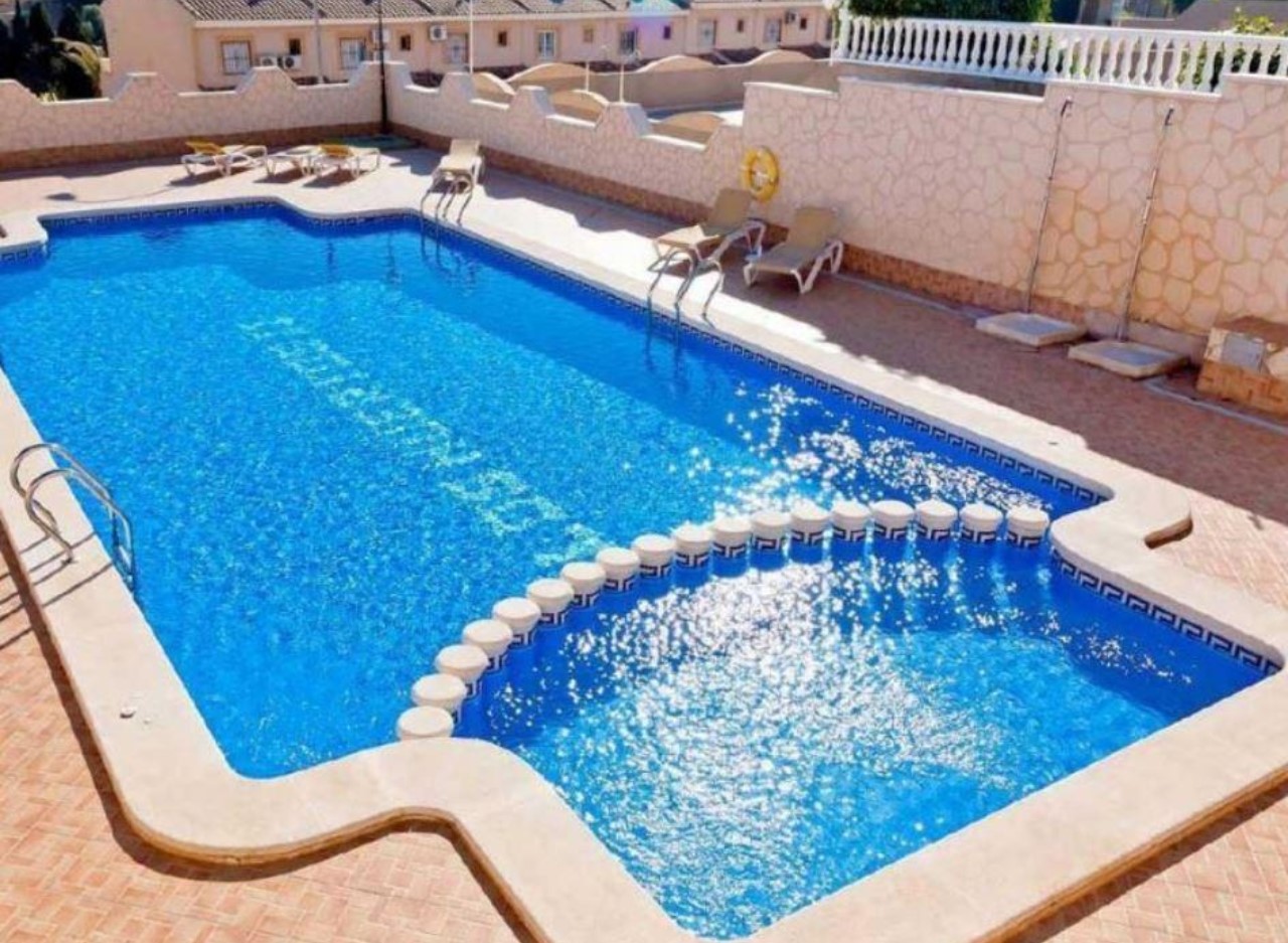 CHALET INDEPENDIENTE EN LOS BALCONES CON PISCINA Y PARKING PRIVADO A 1,5 KM DEL MAR