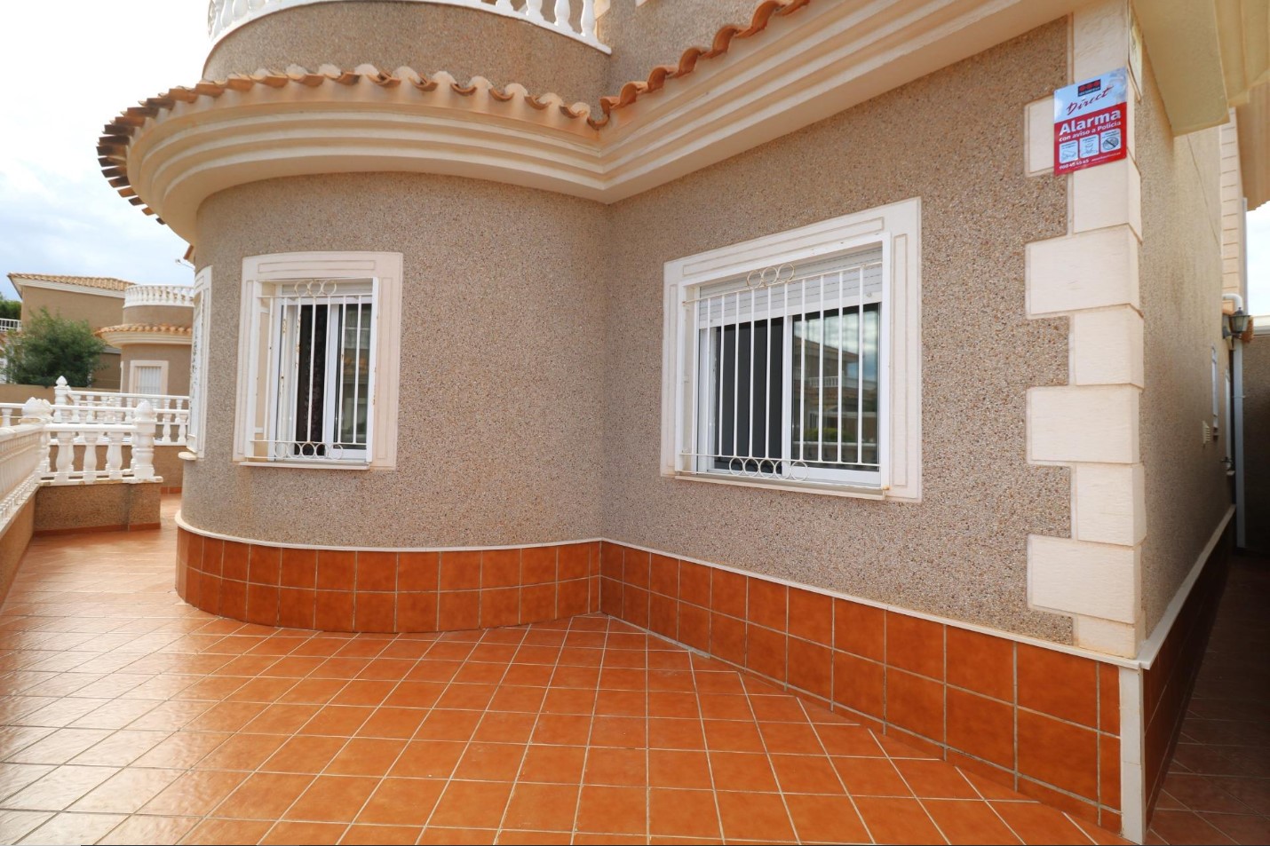 CHALET INDEPENDIENTE EN LOS BALCONES CON PISCINA Y PARKING PRIVADO A 1,5 KM DEL MAR