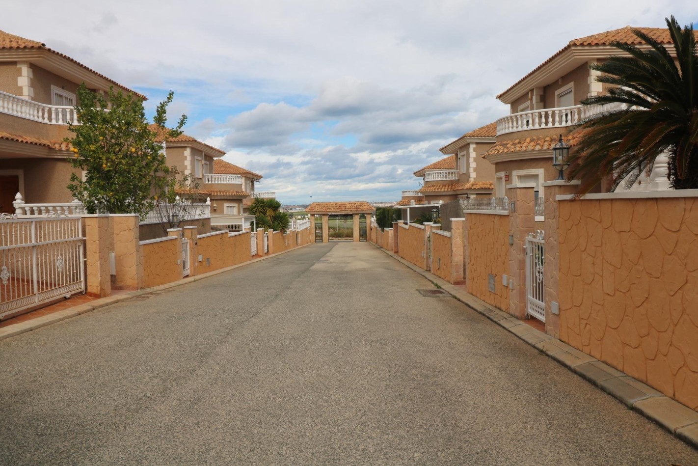 CHALET INDEPENDIENTE EN LOS BALCONES CON PISCINA Y PARKING PRIVADO A 1,5 KM DEL MAR