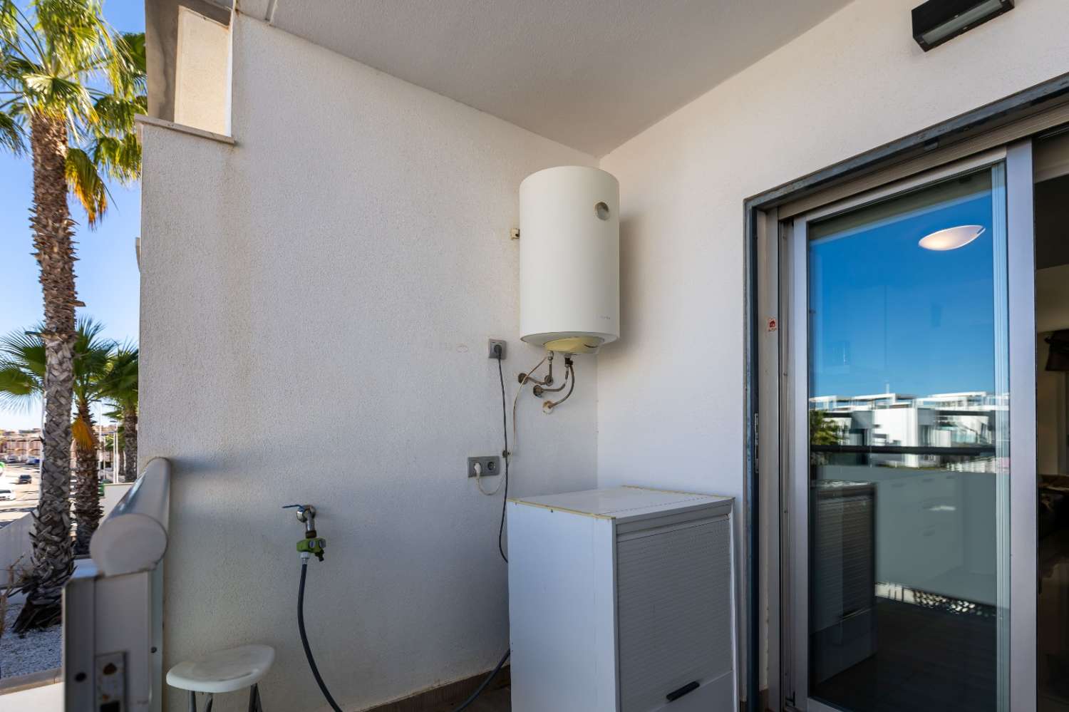 ELEGANTE APARTAMENTO EN ESQUINA CON PATIO PRIVADO Y LICENCIA TURÍSTICA EN ORIHUELA COSTA