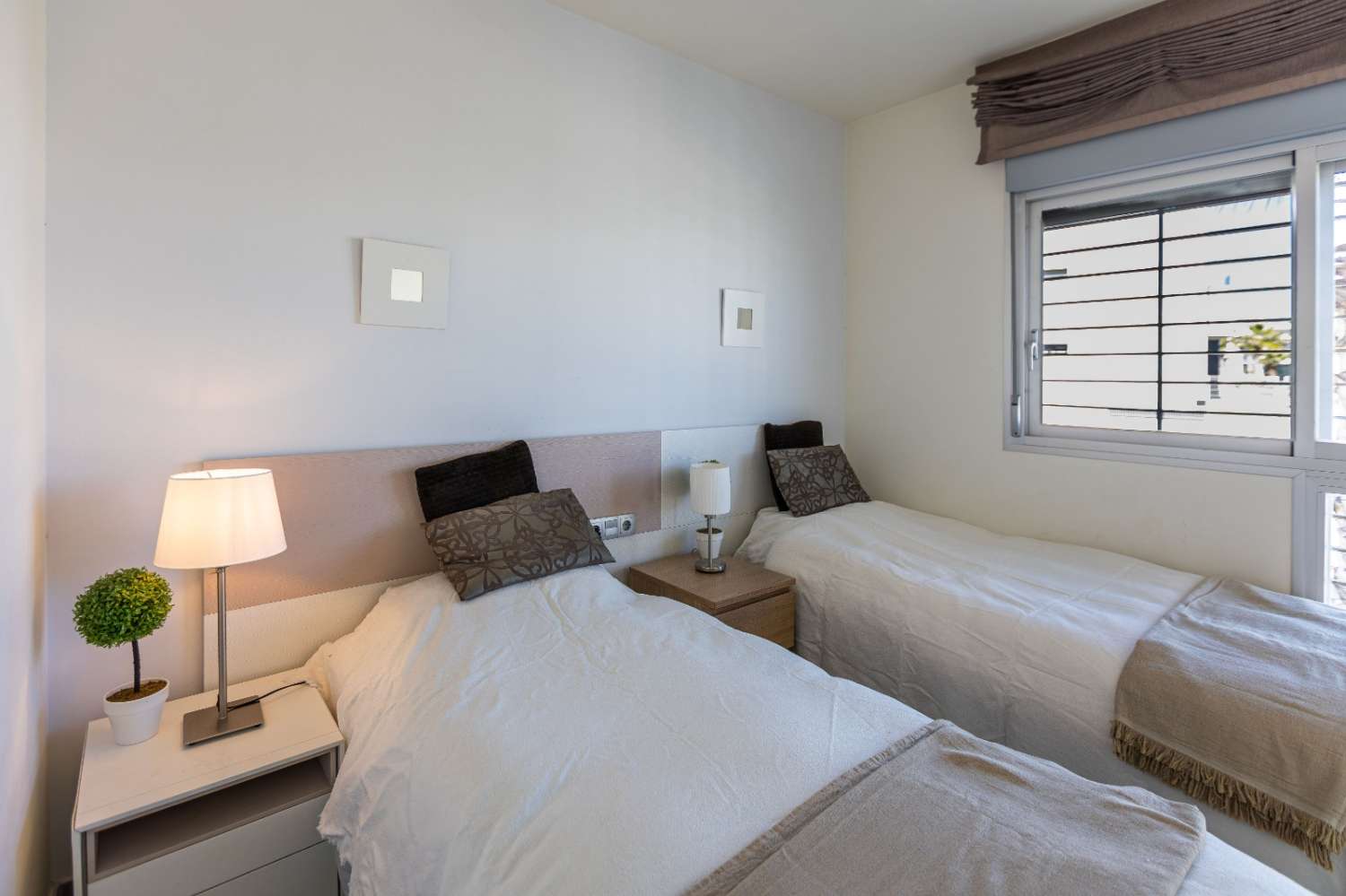 ELEGANTE APARTAMENTO EN ESQUINA CON PATIO PRIVADO Y LICENCIA TURÍSTICA EN ORIHUELA COSTA