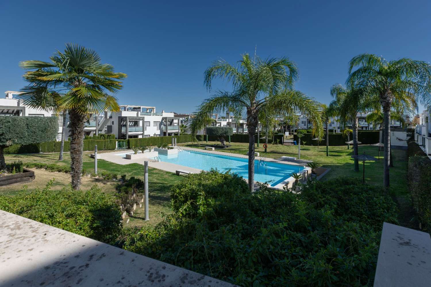 ELEGANTE APARTAMENTO EN ESQUINA CON PATIO PRIVADO Y LICENCIA TURÍSTICA EN ORIHUELA COSTA