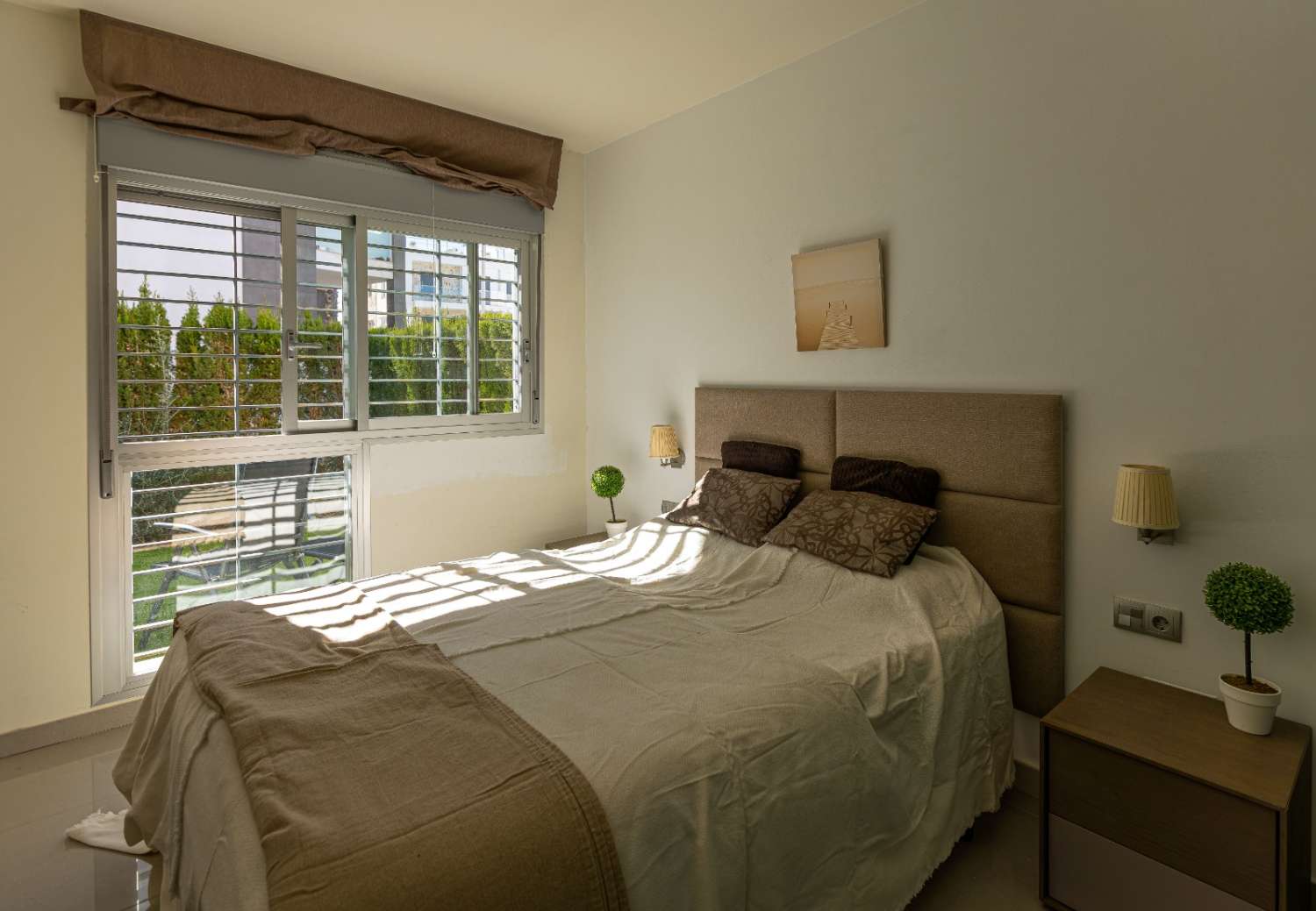 ELEGANTE APARTAMENTO EN ESQUINA CON PATIO PRIVADO Y LICENCIA TURÍSTICA EN ORIHUELA COSTA