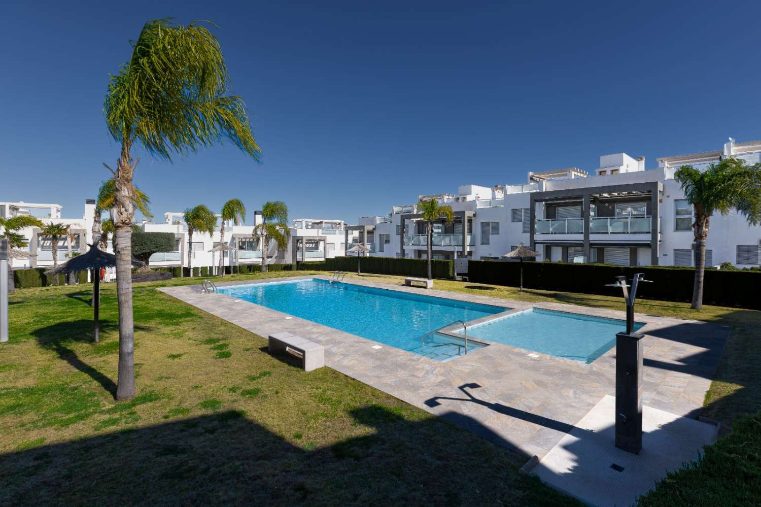 ELEGANTE APARTAMENTO EN ESQUINA CON PATIO PRIVADO Y LICENCIA TURÍSTICA EN ORIHUELA COSTA