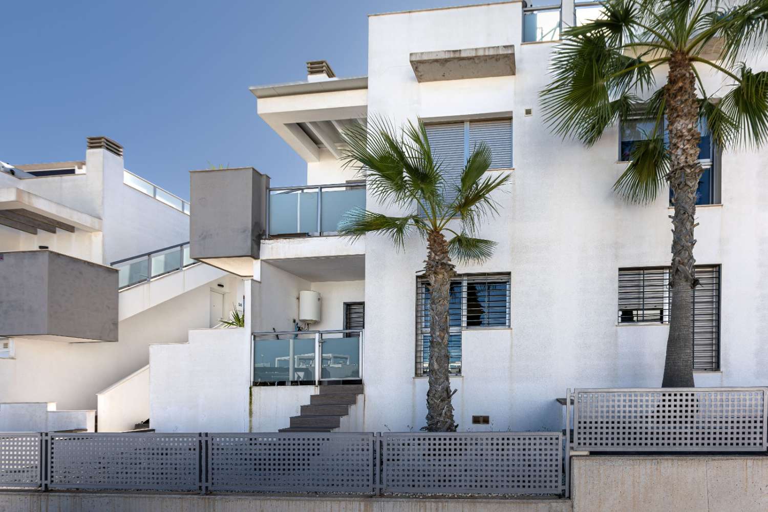 ELEGANTE APARTAMENTO EN ESQUINA CON PATIO PRIVADO Y LICENCIA TURÍSTICA EN ORIHUELA COSTA