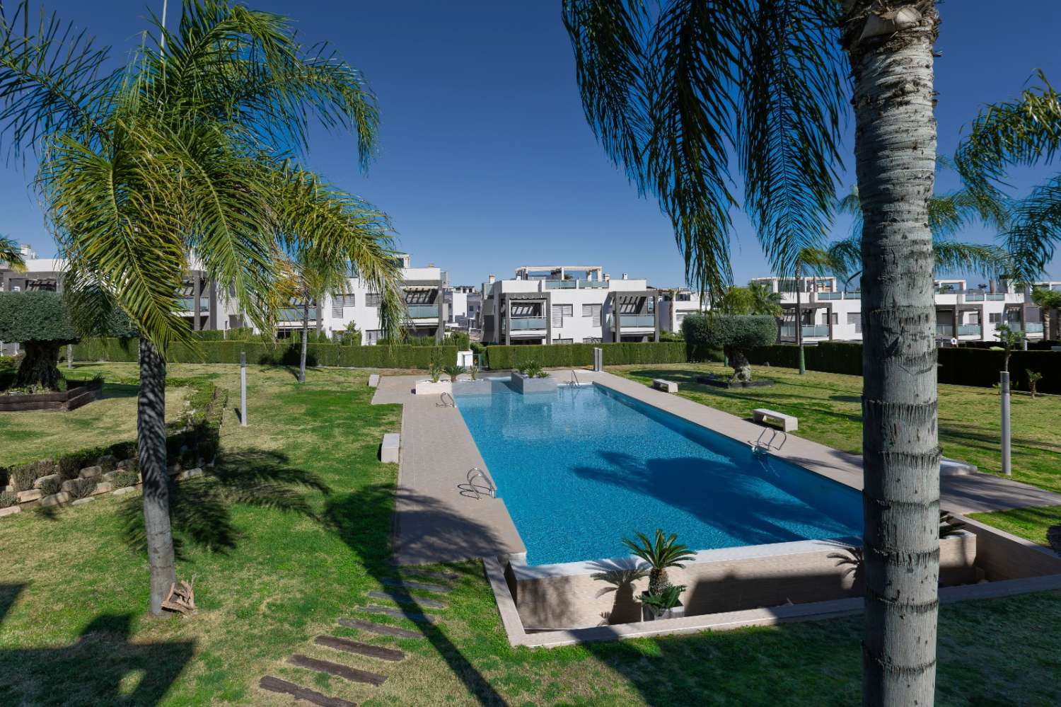 ELEGANTE APARTAMENTO EN ESQUINA CON PATIO PRIVADO Y LICENCIA TURÍSTICA EN ORIHUELA COSTA