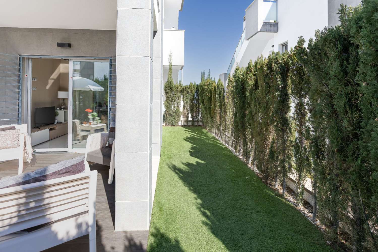 ELEGANTE APARTAMENTO EN ESQUINA CON PATIO PRIVADO Y LICENCIA TURÍSTICA EN ORIHUELA COSTA