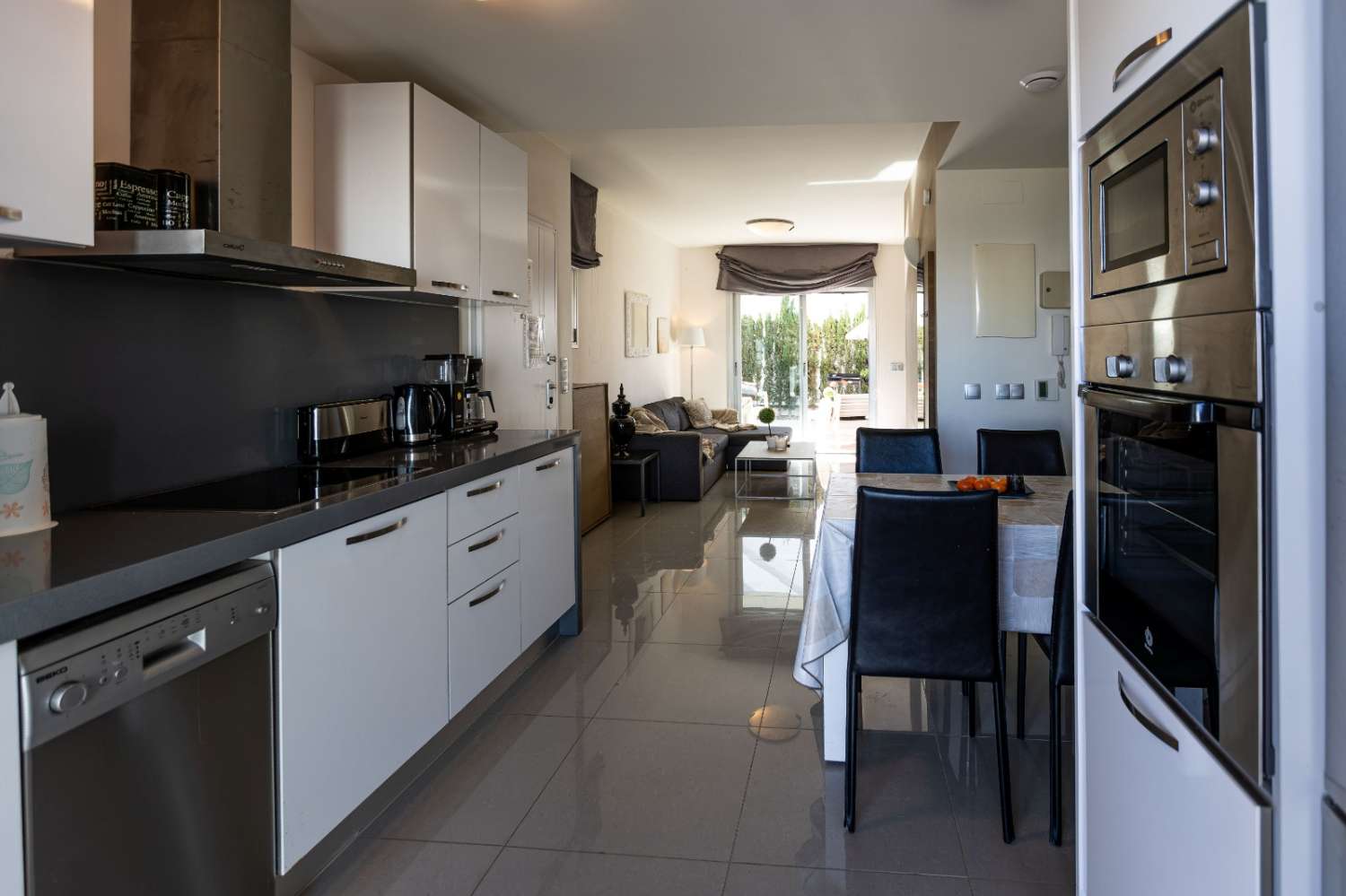 ELEGANTE APARTAMENTO EN ESQUINA CON PATIO PRIVADO Y LICENCIA TURÍSTICA EN ORIHUELA COSTA