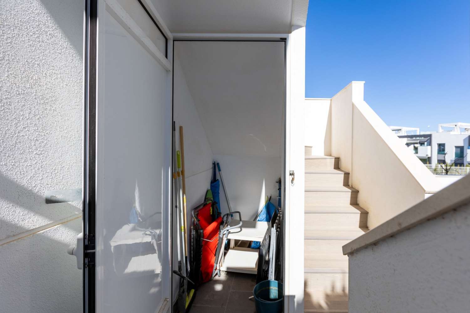 ELEGANTE APARTAMENTO EN ESQUINA CON PATIO PRIVADO Y LICENCIA TURÍSTICA EN ORIHUELA COSTA