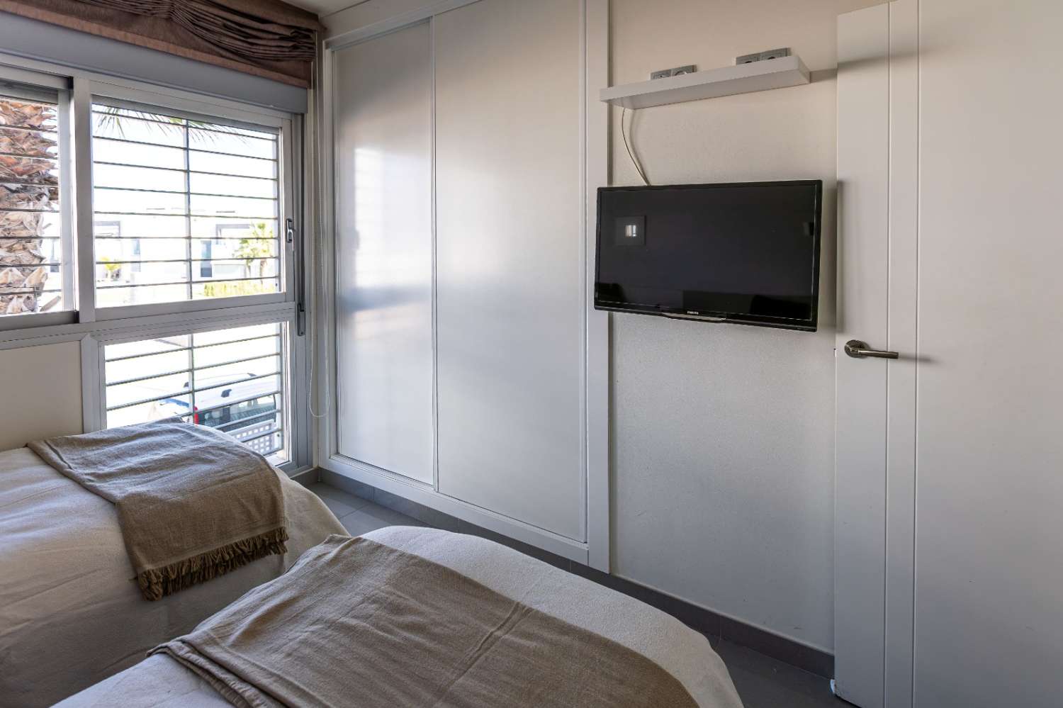 ELEGANTE APARTAMENTO EN ESQUINA CON PATIO PRIVADO Y LICENCIA TURÍSTICA EN ORIHUELA COSTA