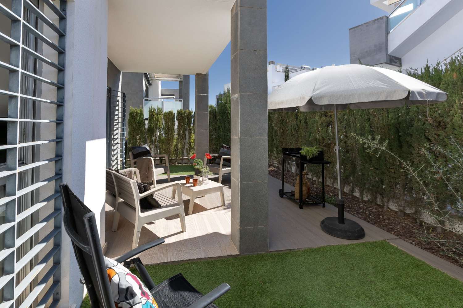 ELEGANTE APARTAMENTO EN ESQUINA CON PATIO PRIVADO Y LICENCIA TURÍSTICA EN ORIHUELA COSTA