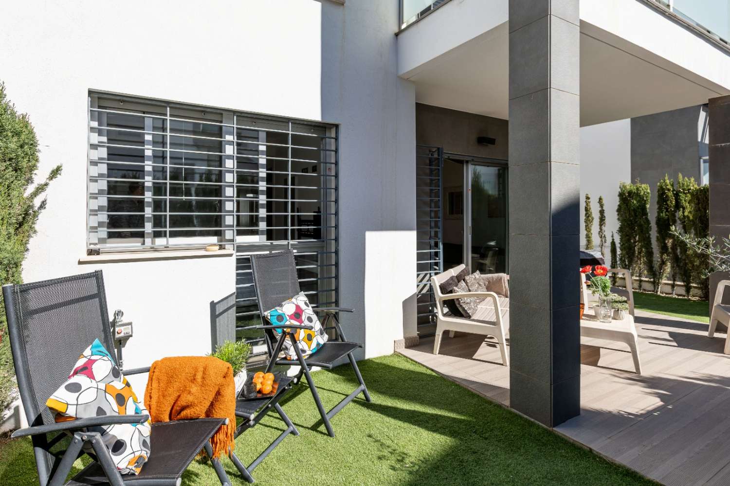 ELEGANTE APARTAMENTO EN ESQUINA CON PATIO PRIVADO Y LICENCIA TURÍSTICA EN ORIHUELA COSTA