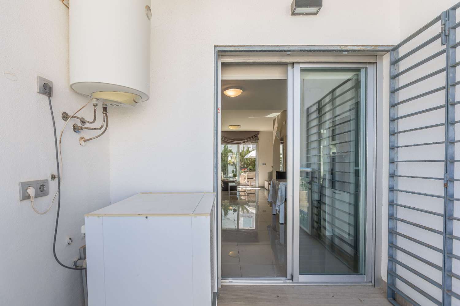 ELEGANTE APARTAMENTO EN ESQUINA CON PATIO PRIVADO Y LICENCIA TURÍSTICA EN ORIHUELA COSTA