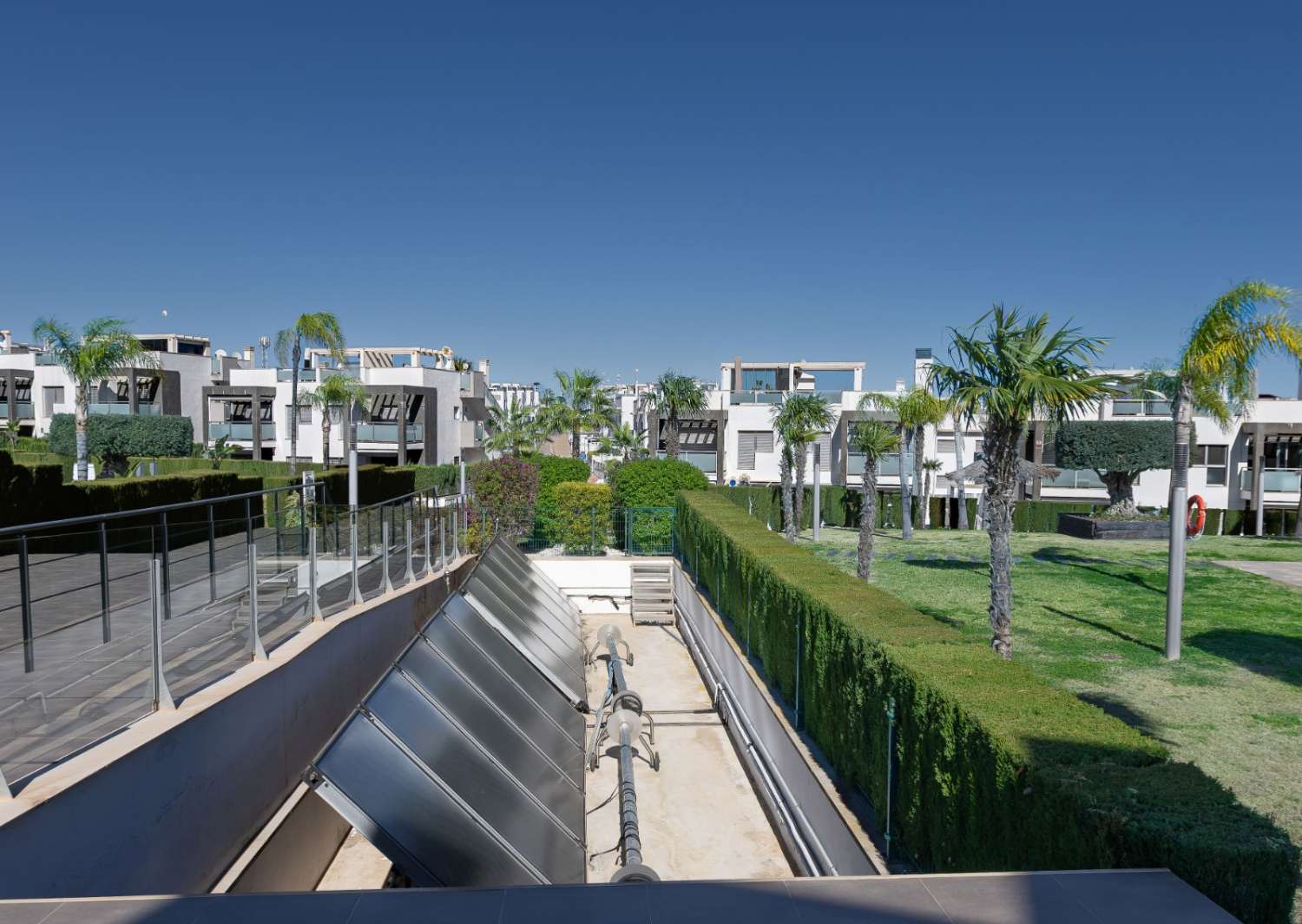 ELEGANTE APARTAMENTO EN ESQUINA CON PATIO PRIVADO Y LICENCIA TURÍSTICA EN ORIHUELA COSTA