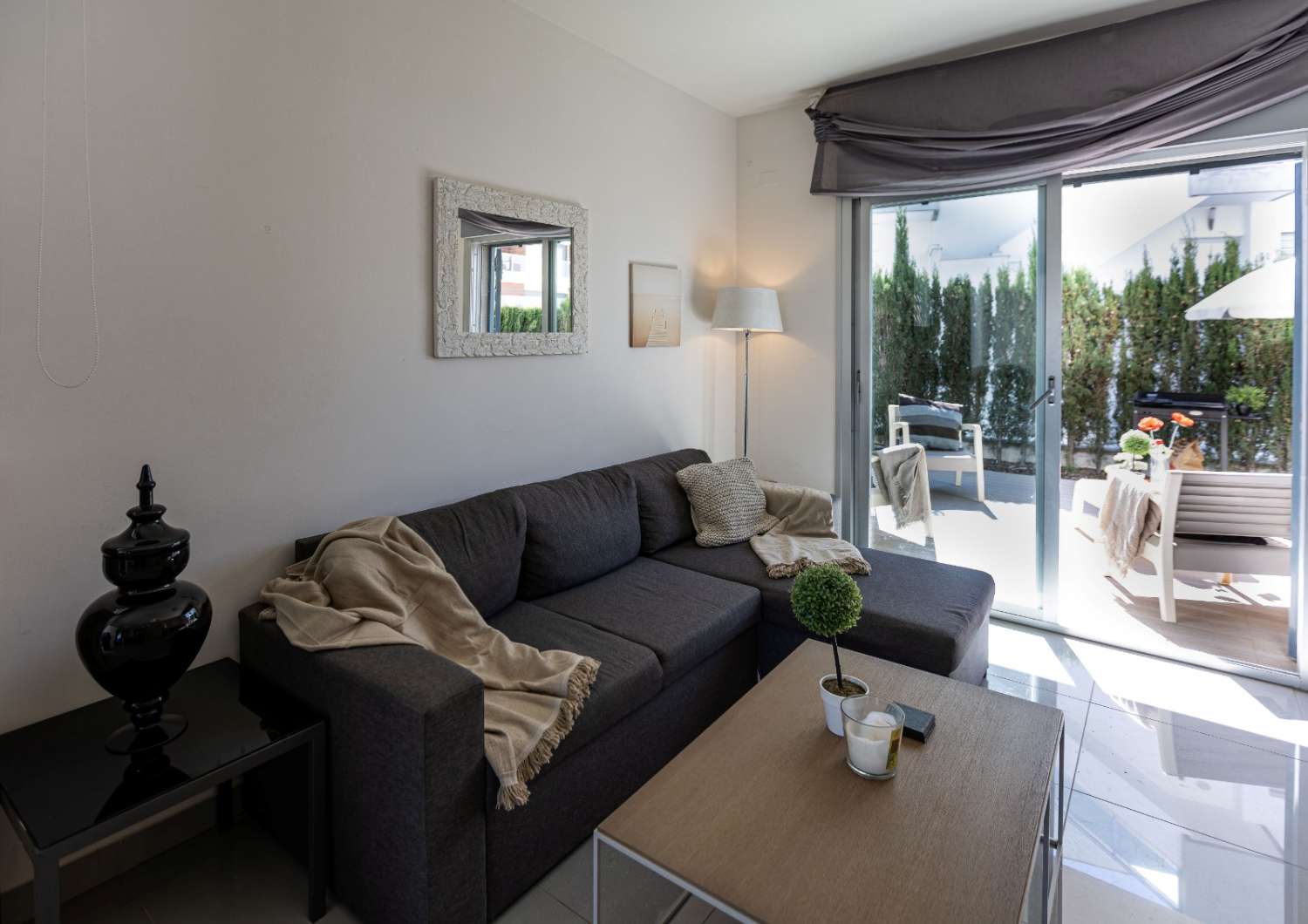 ELEGANTE APARTAMENTO EN ESQUINA CON PATIO PRIVADO Y LICENCIA TURÍSTICA EN ORIHUELA COSTA