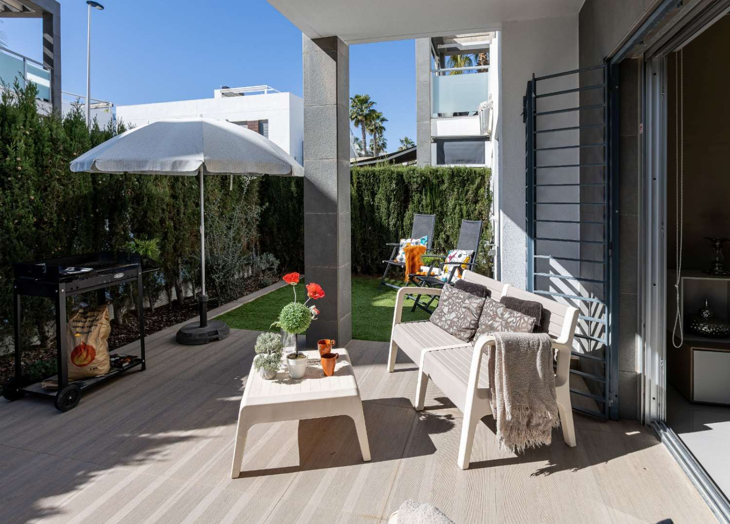 ELEGANTE APARTAMENTO EN ESQUINA CON PATIO PRIVADO Y LICENCIA TURÍSTICA EN ORIHUELA COSTA