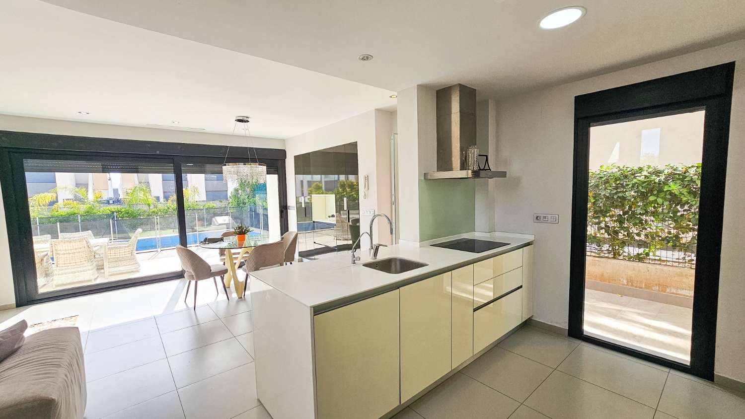 VILLA CONTEMPORÁNEA CON PISCINA PRIVADA, SOLÁRIUM Y MÁXIMO CONFORT EN ENTORNO RESIDENCIAL EXCLUSIVO