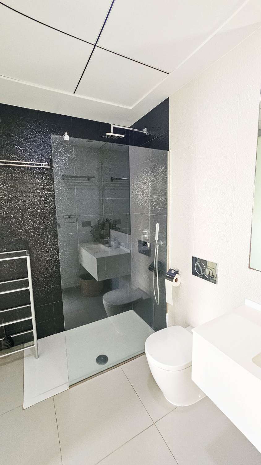 VILLA CONTEMPORÁNEA CON PISCINA PRIVADA, SOLÁRIUM Y MÁXIMO CONFORT EN ENTORNO RESIDENCIAL EXCLUSIVO