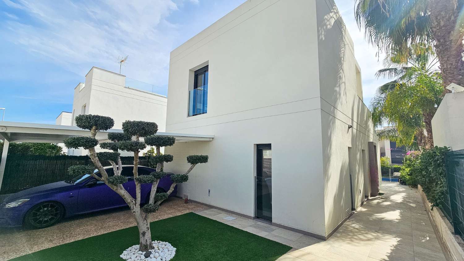 VILLA CONTEMPORÁNEA CON PISCINA PRIVADA, SOLÁRIUM Y MÁXIMO CONFORT EN ENTORNO RESIDENCIAL EXCLUSIVO