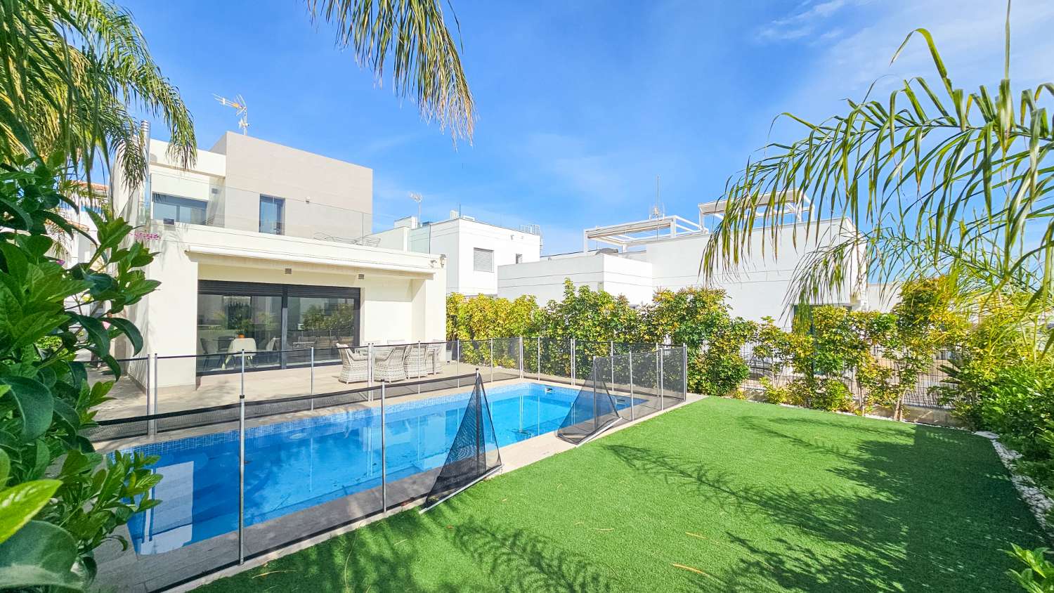 VILLA CONTEMPORÁNEA CON PISCINA PRIVADA, SOLÁRIUM Y MÁXIMO CONFORT EN ENTORNO RESIDENCIAL EXCLUSIVO
