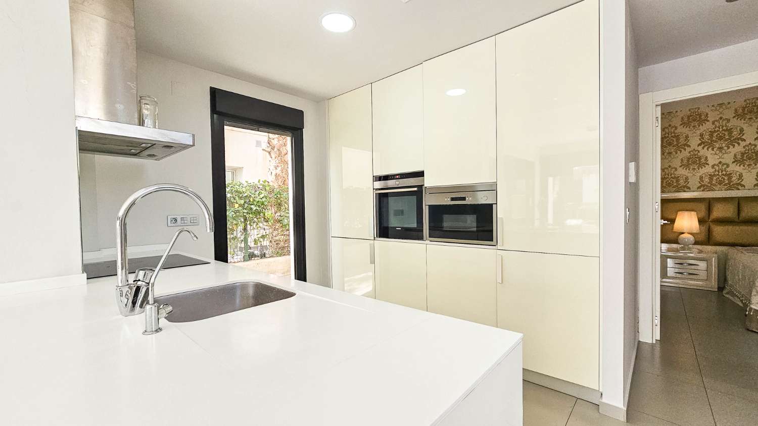 VILLA CONTEMPORÁNEA CON PISCINA PRIVADA, SOLÁRIUM Y MÁXIMO CONFORT EN ENTORNO RESIDENCIAL EXCLUSIVO